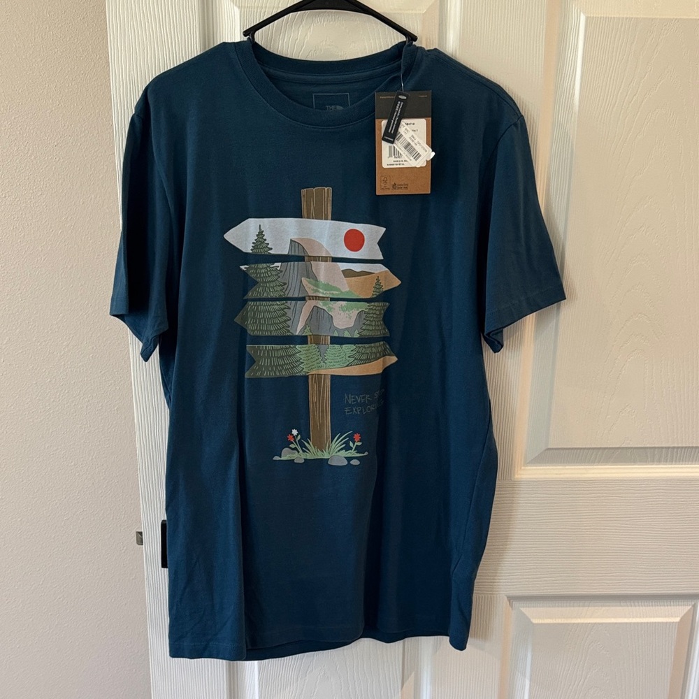 Men's Navy North Face Graphic Tee. Size Medium
